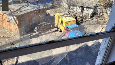 Житлові будинки у Миколаєві зазнали пошкоджень від обстріли з боку російських військових Житлові будинки у Миколаєві зазнали пошкоджень від обстріли з боку російських військових