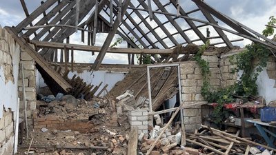 Багатодітний батько з Миколаївщини відновлює зруйнований будинок для своєї родини Багатодітний батько з Миколаївщини відновлює зруйнований будинок для своєї родини