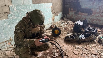 Оператор безпілотників підрозділу Нацгвардії "Тінь Лева" показує свою роботу