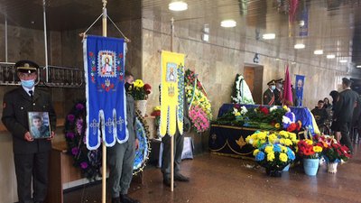На Рівненщині прощаються із бійцем, який загинув у пожежі в зоні ООС