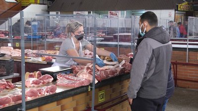 На продуктовому ринку у Житомирі після карантину відкрили м’ясний павільйон На продуктовому ринку у Житомирі після карантину відкрили м’ясний павільйон