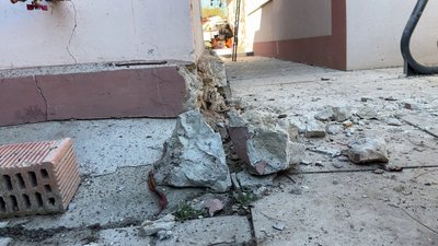 "Було дуже гучно, багато диму. Почули, як на дах падають уламки та б'ється скло". Херсонці розповіли про обстріл РФ "Було дуже гучно, багато диму. Почули, як на дах падають уламки та б'ється скло". Херсонці розповіли про обстріл РФ
