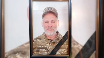 Сьогодні 27 жовтня на Чернігівщині в останню путь провели дев'ятьох військовослужбовців Збройних Сил України Сьогодні 27 жовтня на Чернігівщині в останню путь провели дев'ятьох військовослужбовців Збройних Сил України