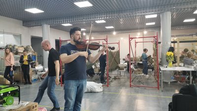 Харківський артист Віктор Гончаренко плете маскувальні костюми у Полтаві