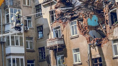 Рятувальники третю добу проводять аварійні роботи на місці удару російських БпЛА