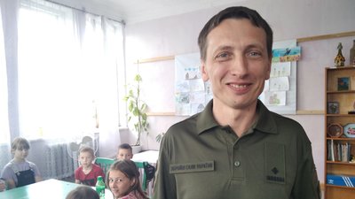 Діти для ЗСУ – на Житомирщині діти малювали малюнки та виготовляли обереги Діти для ЗСУ – на Житомирщині діти малювали малюнки та виготовляли обереги