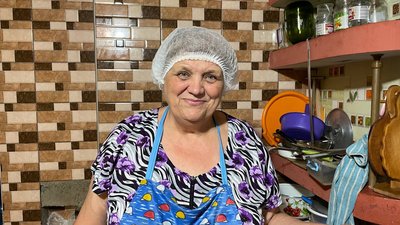 "Всі люблять борщ". На Миколаївщині жінки готують їжу для ЗСУ "Всі люблять борщ". На Миколаївщині жінки готують їжу для ЗСУ