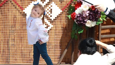 У Черкасах під час фотосесії на День вишиванки зібрали понад 45 тисяч гривень для ЗСУ У Черкасах під час фотосесії на День вишиванки зібрали понад 45 тисяч гривень для ЗСУ