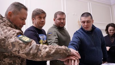 До Дня Збройних cил України у Полтаві влаштували спецпогашення поштових марок До Дня Збройних cил України у Полтаві влаштували спецпогашення поштових марок