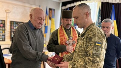 Вручення ордена батькові загиблого Григорія Дупенка