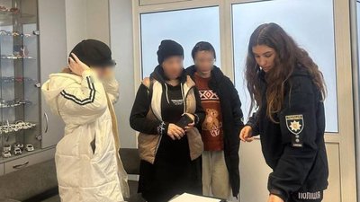 Помінялися, але попалися: у Черкасах близнючки намагалися скласти іспит обманом Помінялися, але попалися: у Черкасах близнючки намагалися скласти іспит обманом