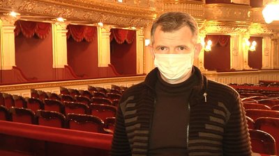 "Задіяно пів театру". В Одеському оперному театрі очистили дев’ятиметрову люстру "Задіяно пів театру". В Одеському оперному театрі очистили дев’ятиметрову люстру