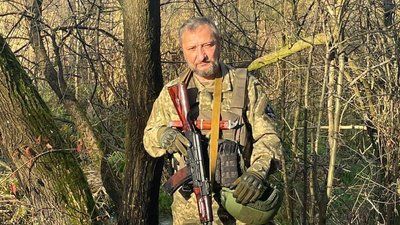 Боєць Олексій Кайда на бойовій позиції Боєць Олексій Кайда на бойовій позиції