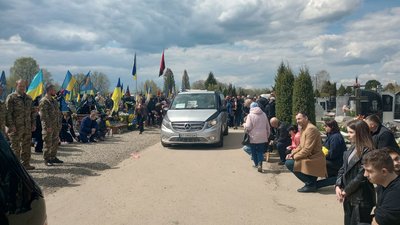 На Алеї героїв у Чукалівці Івано-Франківської громади поховали трьох бійців 78 батальйону 102 бригади На Алеї героїв у Чукалівці Івано-Франківської громади поховали трьох бійців 78 батальйону 102 бригади