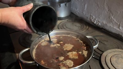 Чорний борщ із Шацького краю: який секрет приготування автентичної волинської страви Чорний борщ із Шацького краю: який секрет приготування автентичної волинської страви