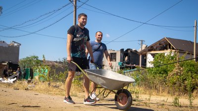 "В мене немає воєнних об‘єктів, в мене немає нацистів". Жителі селища на Одещині розповіли про ракетний обстріл. ВІДЕО "В мене немає воєнних об‘єктів, в мене немає нацистів". Жителі селища на Одещині розповіли про ракетний обстріл. ВІДЕО