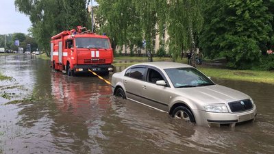 Злива у Полтаві: рятувальники витягають автівки на затопленій вулиці Злива у Полтаві: рятувальники витягають автівки на затопленій вулиці