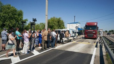 Володимир Зеленський на Херсонщині ознайомився з роботою вагового контролю вантажівок Володимир Зеленський на Херсонщині ознайомився з роботою вагового контролю вантажівок