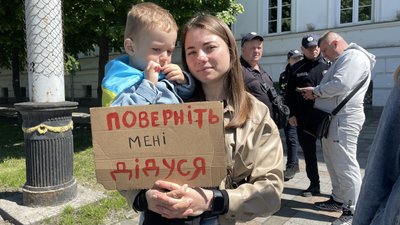 У Полтаві організували акцію-нагадування про полонених Маруіполя У Полтаві організували акцію-нагадування про полонених Маруіполя