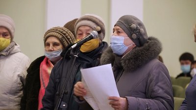 Частина мітингувальників прийшли до сесійної зали зі своїми вимогами.