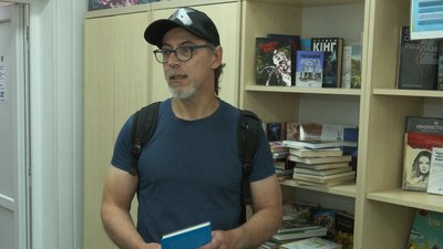 Переселенець з Луганська Сергій розповідає, яку літературу любить читати Переселенець з Луганська Сергій розповідає, яку літературу любить читати