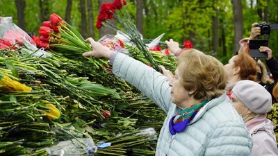 9 травня у Харкові: до Меморіалу Слави несуть квіти 9 травня у Харкові: до Меморіалу Слави несуть квіти