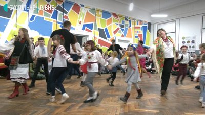 "Танці зі скрині": столичні музики навчали рівнян традиційних українських рухів