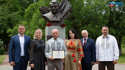 Міського голову Черкас нагородили відзнакою Президента "За оборону України" Міського голову Черкас нагородили відзнакою Президента "За оборону України"