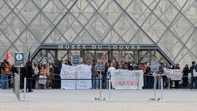 протестувальники біля лувру
