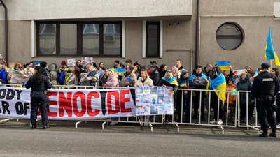 Херсонці взяли участь у мітингу з нагоди роковин війни у Румунії Херсонці взяли участь у мітингу з нагоди роковин війни у Румунії