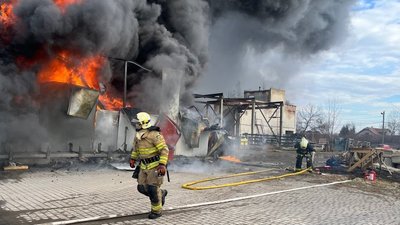 Гасили 58 рятувальників. У Коломиї на Франківщині горів склад одного з місцевих підприємств