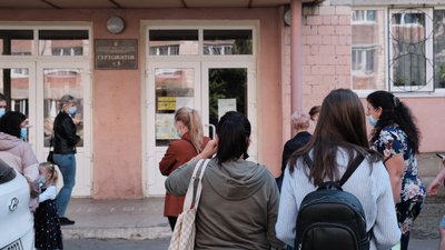 У чергах та без довідки про вакцинацію. Як поселяють у гуртожитки чернівецьких університетів