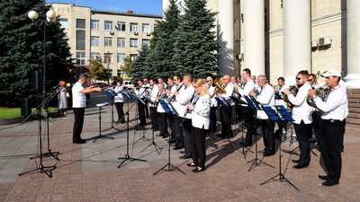 До Дня Незалежності: у Кропивницькому влаштували батл оркестрів До Дня Незалежності: у Кропивницькому влаштували батл оркестрів