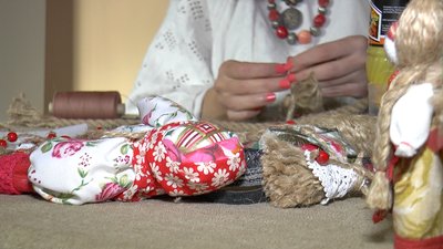 Майстриня Яна Рябенко створює авторську ляльку
