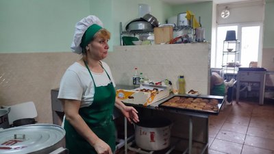У школі в Дніпрі готують їжу для переселенців з інвалідністю