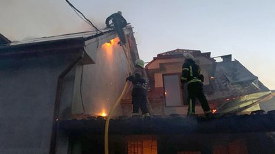 Пожежа на Мукачівщині: згорів дах будинку та 40 сонячних батарей Пожежа на Мукачівщині: згорів дах будинку та 40 сонячних батарей