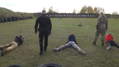 На уроці "Захист України" учнів вчать правильно тримати зброю та як цілитися в мішені На уроці "Захист України" учнів вчать правильно тримати зброю та як цілитися в мішені