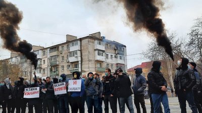 У Херсоні під стінами СБУ відбулась акція "Ні - колабораціонізму". Чого вимагали мітингувальники