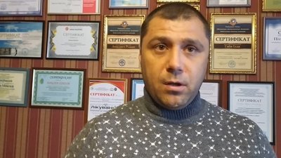 Керівник відділу профілактики ребцентру Максим Павлов 20 років мав згубні звички, аж доки, як каже, не сягнув дна. Зараз він допомагає змінити своє життя іншим. Фото: Суспільне. Поділля.