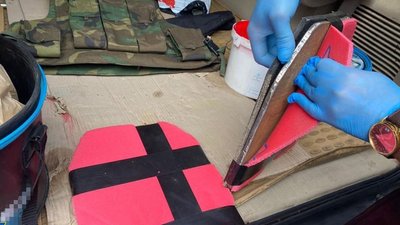 Виготовлені саморобним способом – на Житомирщині СБУ затримала чоловіка, який продавав неякісні бронежилети Виготовлені саморобним способом – на Житомирщині СБУ затримала чоловіка, який продавав неякісні бронежилети