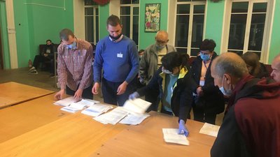 На виборчій дільниці розпочали підрахунок голосів