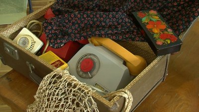 Валіза, авоська, дискові телефони: лучанка передала музею родинні старожитності Валіза, авоська, дискові телефони: лучанка передала музею родинні старожитності