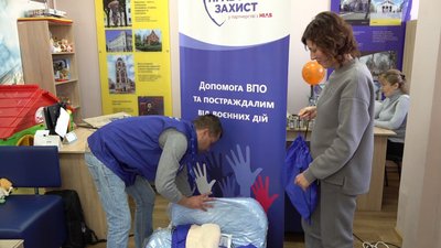 У Черкасах переселенцям видали гуманітарну допомогу, щоб підготувати до блекауту У Черкасах переселенцям видали гуманітарну допомогу, щоб підготувати до блекауту