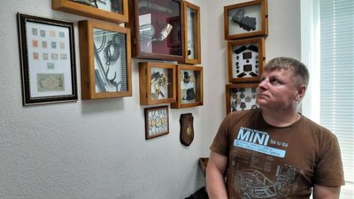 У своєму офісі знам'янчанин зберігає монети, зброю, ліхтарі та уламок метеорита