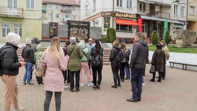 У Калуші на Івано-Франківщині провели першу екскурсію містом для людей з інших регіонів У Калуші на Івано-Франківщині провели першу екскурсію містом для людей з інших регіонів