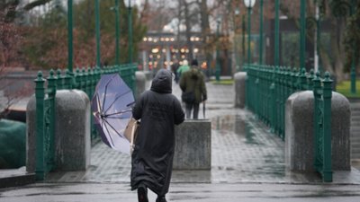 Люди йдуть під дощем