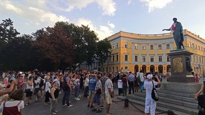 "Геть диктатора": в центрі Одеси повісили опудало білоруського омонівця "Геть диктатора": в центрі Одеси повісили опудало білоруського омонівця