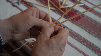 Микола Чирва з Підгородного 39 років виготовляє солом'яні брилі Микола Чирва з Підгородного 39 років виготовляє солом'яні брилі
