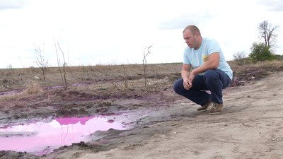 Рожеві калюжі біля Рівного: спеціалісти відібрали проби ґрунту та повітря
