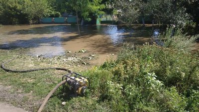 У селі на Одещині другий день відкачують воду з підтоплених будинків та дворів У селі на Одещині другий день відкачують воду з підтоплених будинків та дворів